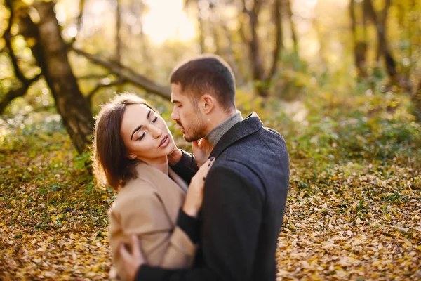 Casal no parque — Fotografia de Stock