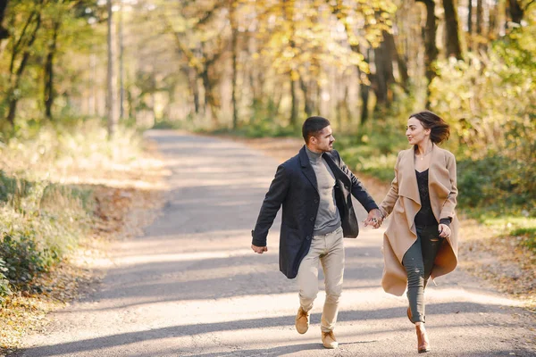 Paar im Park — Stockfoto