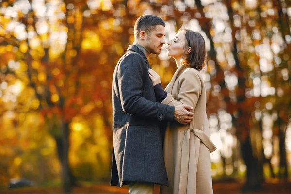 Casal no parque — Fotografia de Stock