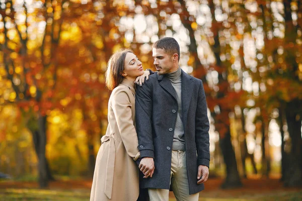 Pareja en el parque — Foto de Stock