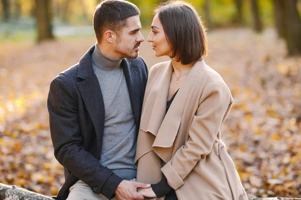 Casal no parque — Fotografia de Stock