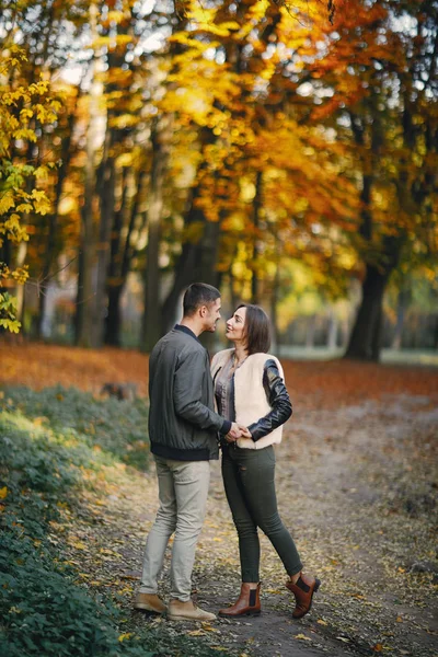 Couple dans le parc — Photo