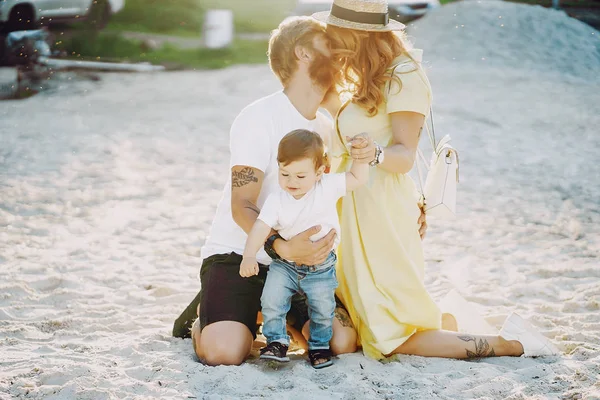 Famille sur une plage — Photo