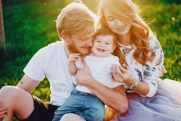 Familia en un parque —  Fotos de Stock