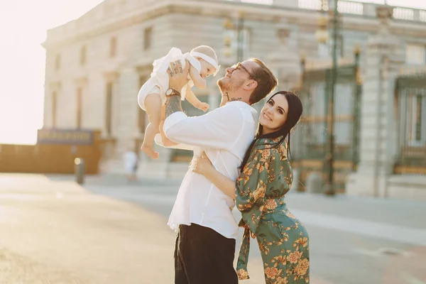 Family in a town — Stock Photo, Image