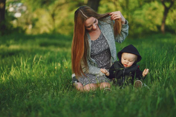 Madre con hijo —  Fotos de Stock