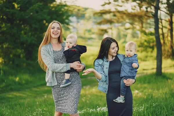 Duas mães bonitas — Fotografia de Stock