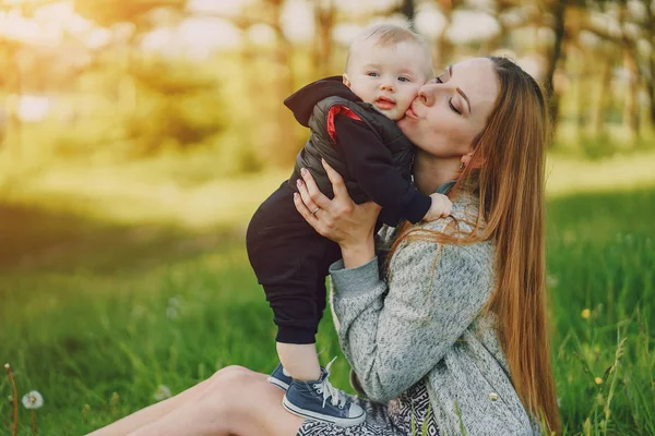 Madre con hijo — Foto de Stock