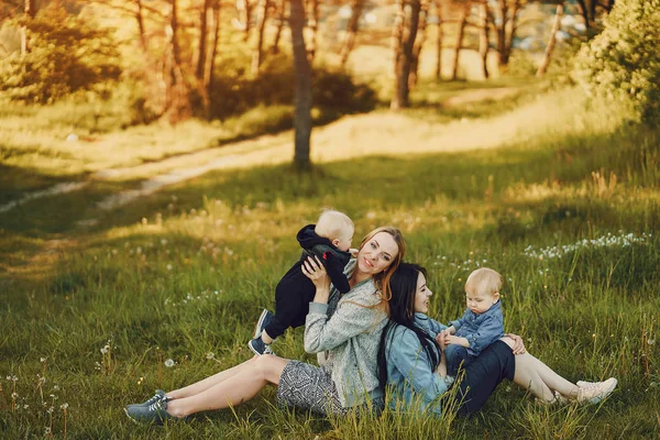 Två vackra mammor — Stockfoto