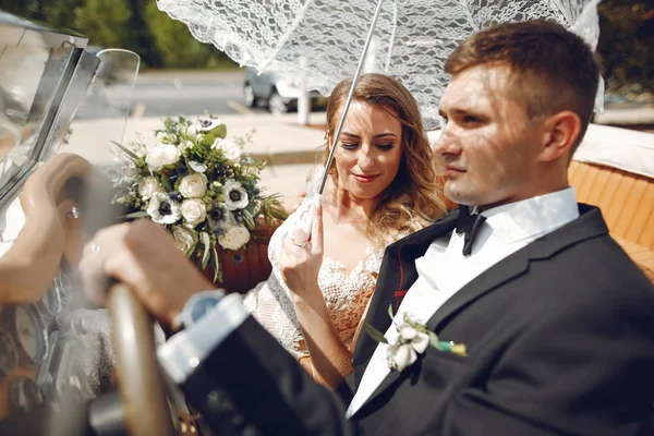 Pareja cerca de coche viejo —  Fotos de Stock