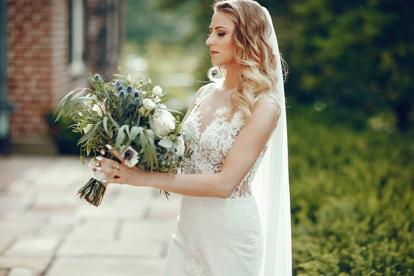 Elegante bruid in een park — Stockfoto