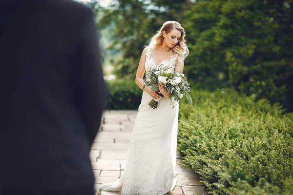 Pareja de boda elegante — Foto de Stock