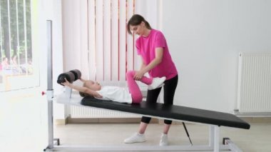 fizik tedavi seansında bir hasta ile tıbbi profesyonel