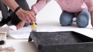 duvar kağıdı yapıştırıcı koyarak iki kişi için yakın