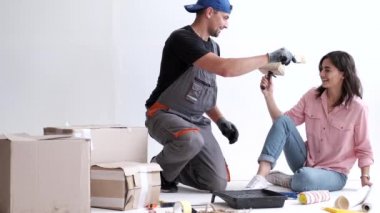 çift üzerinde çalışırken eğlenmek ve kendi daire boyama