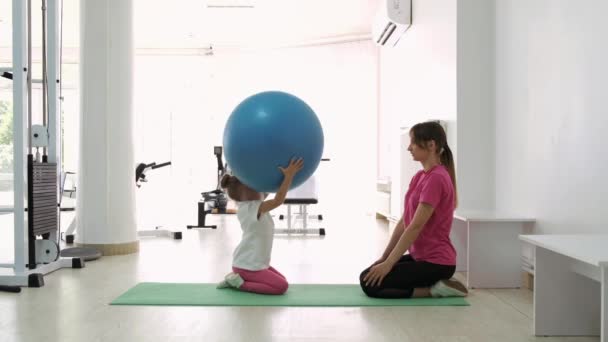 Sjukvårdspersonal med en patient vid en sjukgymnastik session — Stockvideo