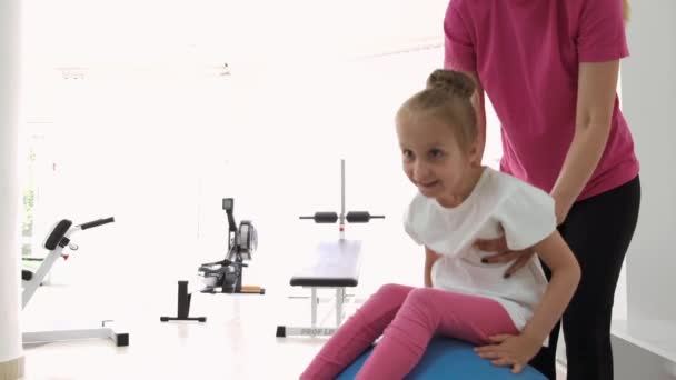 Sjukvårdspersonal med en patient vid en sjukgymnastik session — Stockvideo