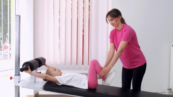 Medische Professional met een patiënt tijdens een fysiotherapie sessie — Stockvideo