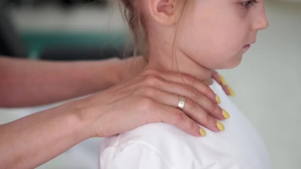 Mamma massaggiare bambina in palestra — Video Stock