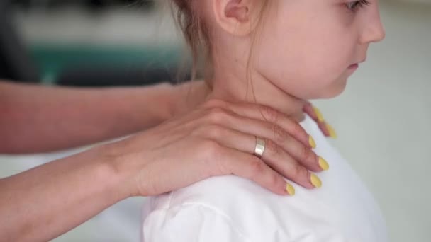 Madre masajeando niña en el gimnasio — Vídeos de Stock