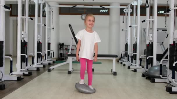 Entraîneur travaillant avec une petite fille à la salle de gym — Video