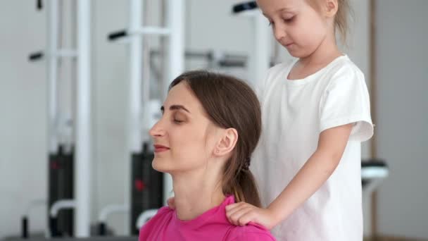 Bambina massaggiando le sue spalle mamme — Video Stock