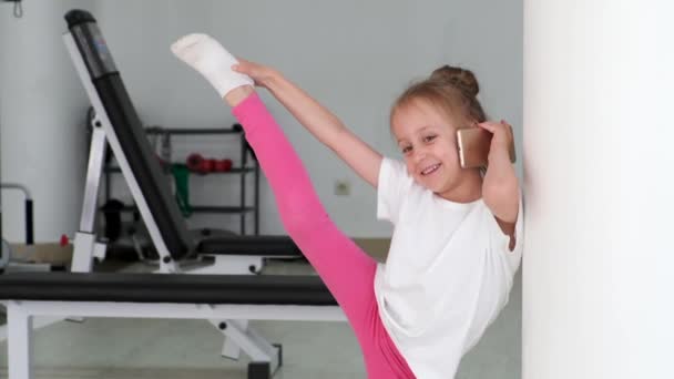 Little girl stretching and working on her splits — Stock Video