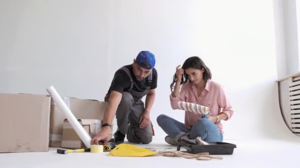 Jovem casal preparando para paredes de construção e pintura — Vídeo de Stock