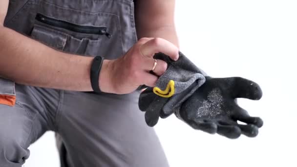 Строитель надевает чистые перчатки — стоковое видео