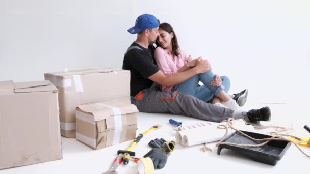 Пара веселится во время работы и покраски своей квартиры — стоковое видео