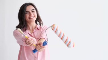 kadın tutan paintbrush rulo