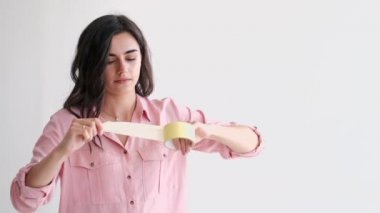 kadın bir rulo bant açma ve bant kutuları için hazırlanıyor