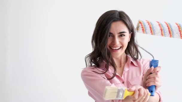 Woman holding paintbrush roller — Stock Video