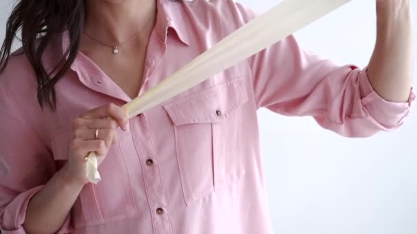 Жінка розгортає стрічку з рулону і готується до стрічкових коробок — стокове відео