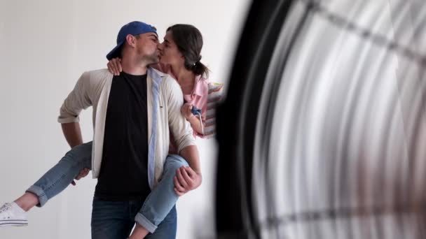 커플 데 재미 동안 작업 과 그림 그들의 아파트 — 비디오