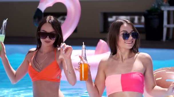 Deux filles traînant dans la piscine — Video