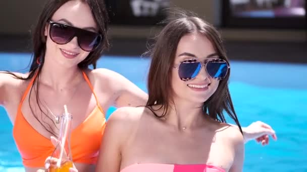 Deux filles traînant dans la piscine — Video