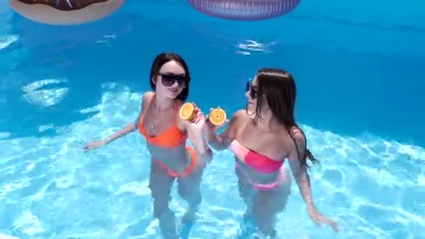 Dos chicas bailando y divirtiéndose en la piscina — Vídeos de Stock