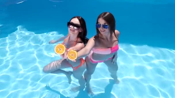 Dos chicas bailando y divirtiéndose en la piscina — Vídeos de Stock