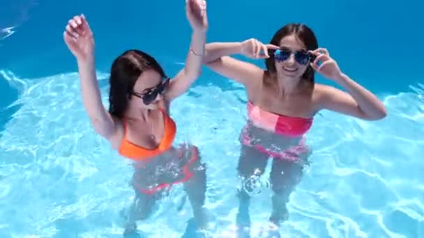 Duas meninas dançando e se divertindo na piscina — Vídeo de Stock