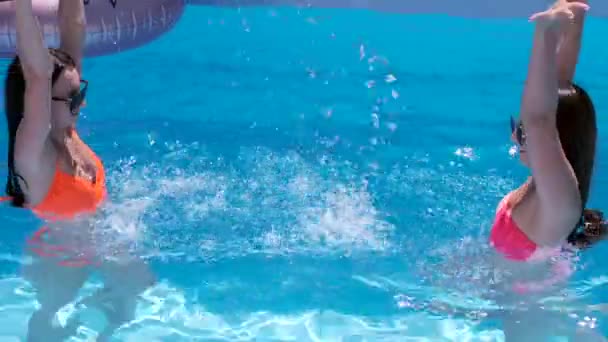 Duas meninas dançando e se divertindo na piscina — Vídeo de Stock