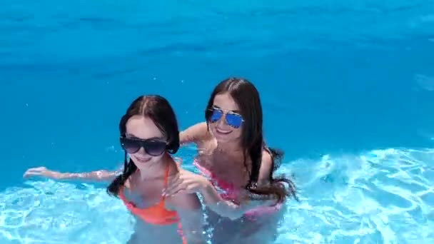 Deux filles qui dansent et s'amusent dans la piscine — Video