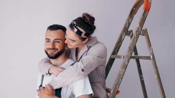 Casal feliz no amor abraçando em seu novo apartamento — Vídeo de Stock