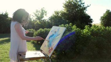 kadın sanatçı resim renkli bir resim açık havada