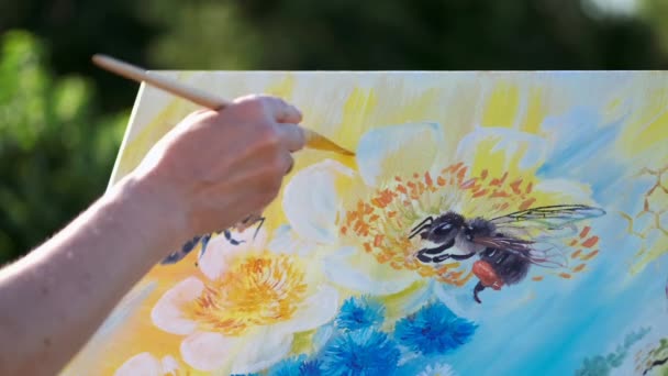 Kadın sanatçı resim renkli bir resim açık havada — Stok video