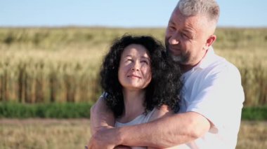 parkta bir tarihte olgun çift