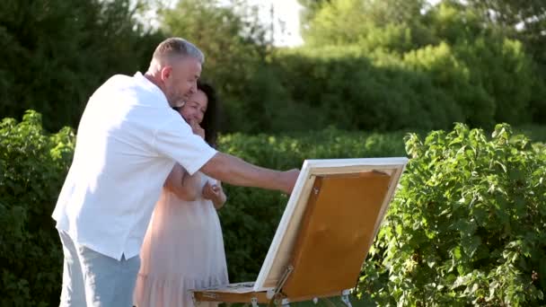 Coppia matura su un appuntamento pittura insieme — Video Stock