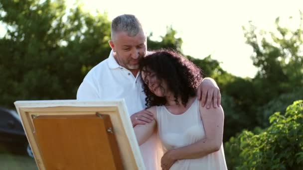 Érett házaspár egy dátum-és egy közös festmény — Stock videók