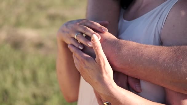 Couple d'âge mûr sur un rendez-vous dans le parc — Video