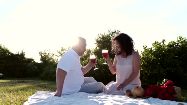 Mature couple on a picnic date in the garder — Stock Video